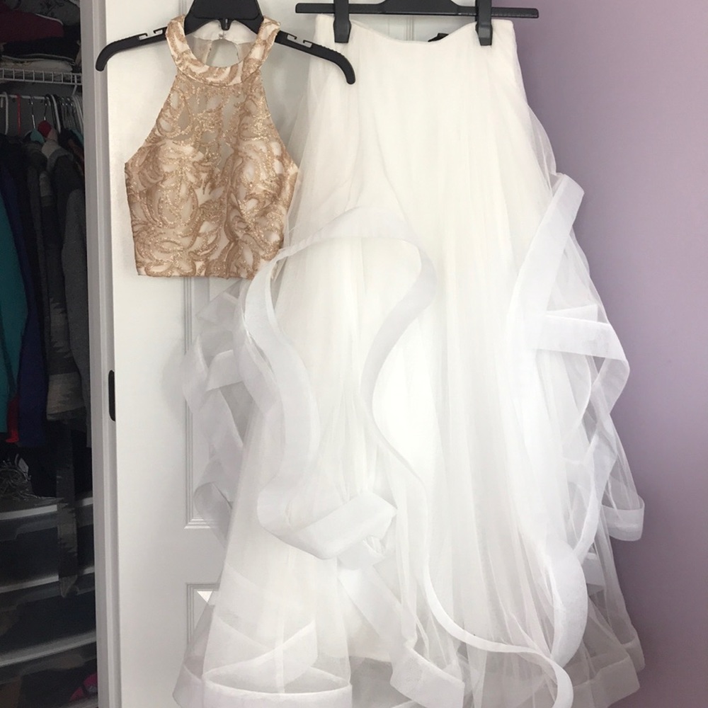 I am selling my prom dress.